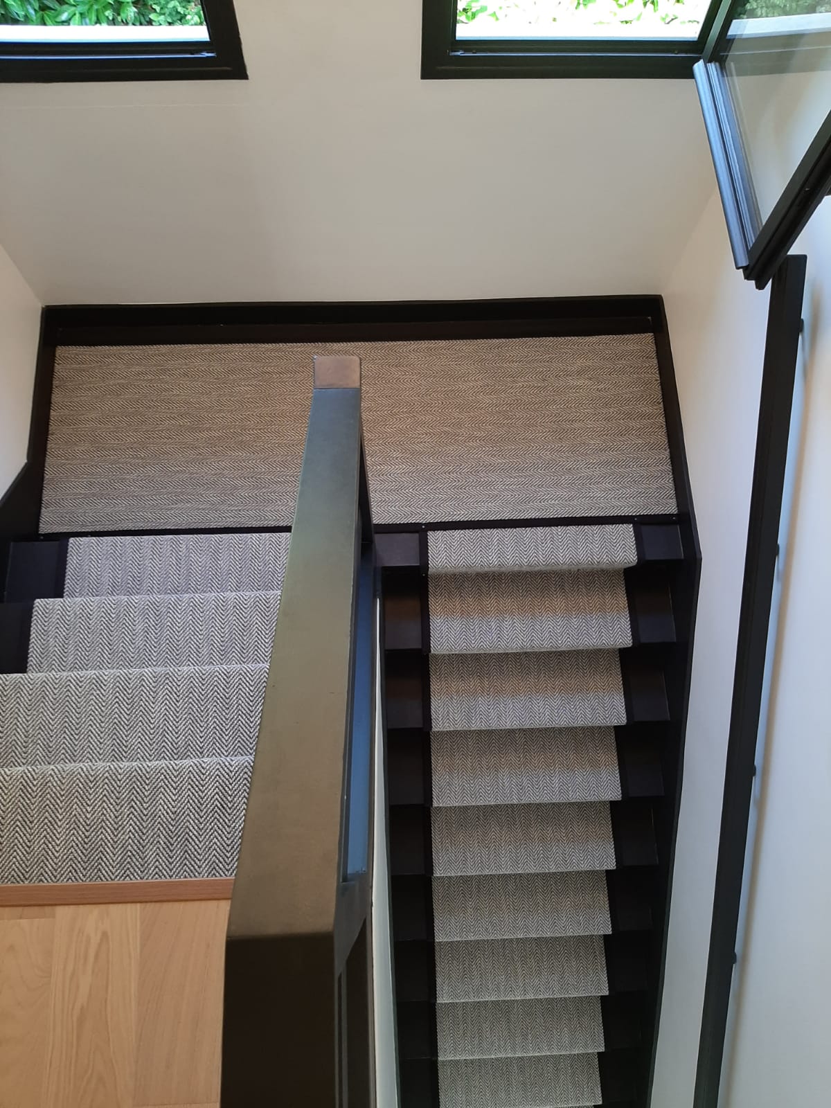 Passage d’escalier gris avec bordure noire