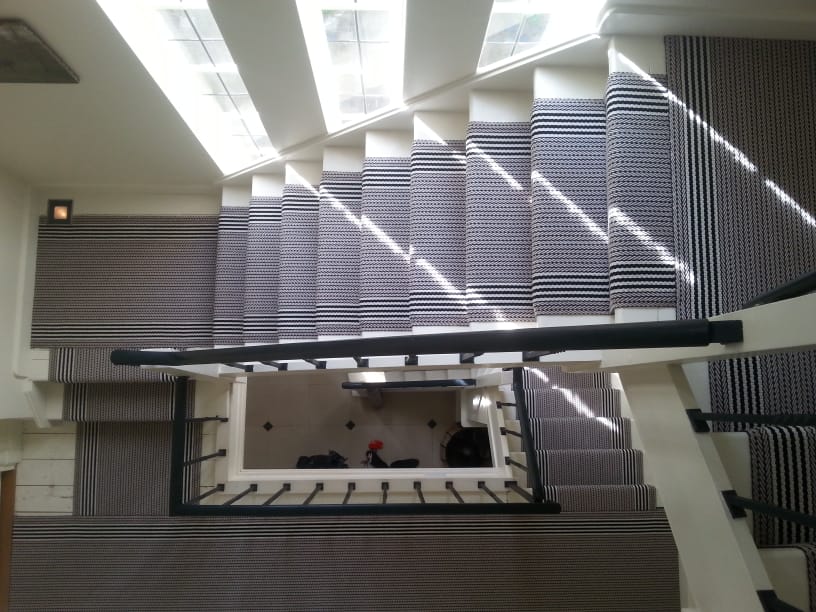 Passage d’escalier avec rayures noires et blanches