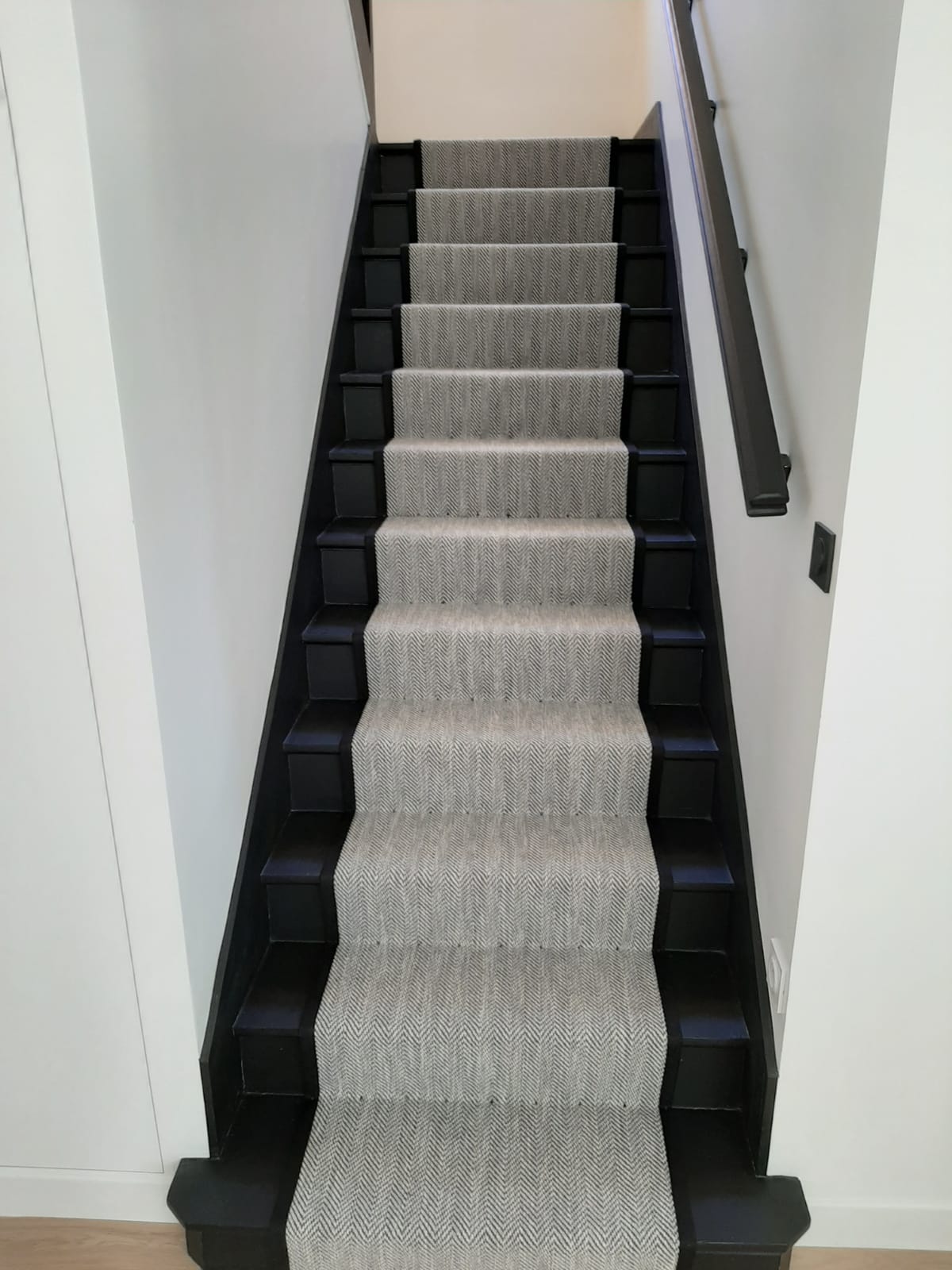 Passage d’escalier gris avec bordure noire
